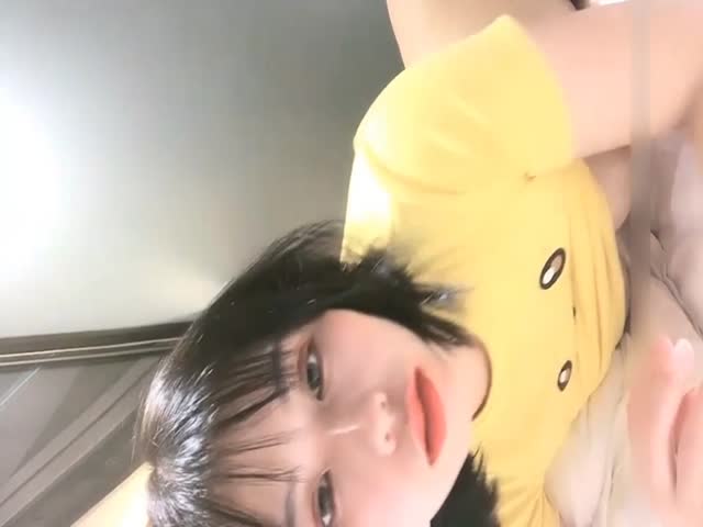 短髮妹變裝摳弄美乳小穴