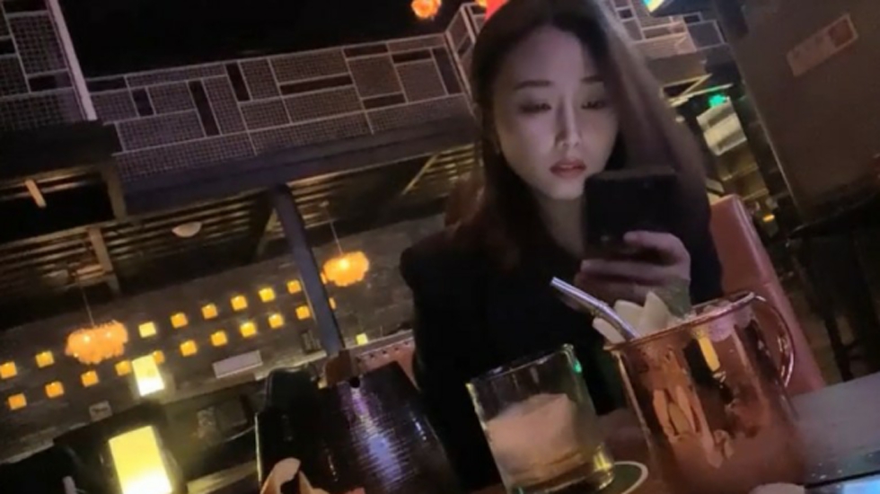 帥哥酒吧釣了個顏值超高的美女,帶回酒店灌酒讓她喝多趁機上了她