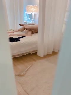 偷拍好友狂插爆裂丝袜骚女，淫荡呻吟不断。