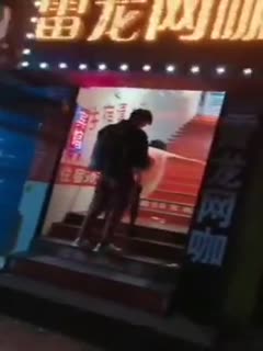 小情侣开房晚了没房间了，忍不住在宾馆门口开艹
